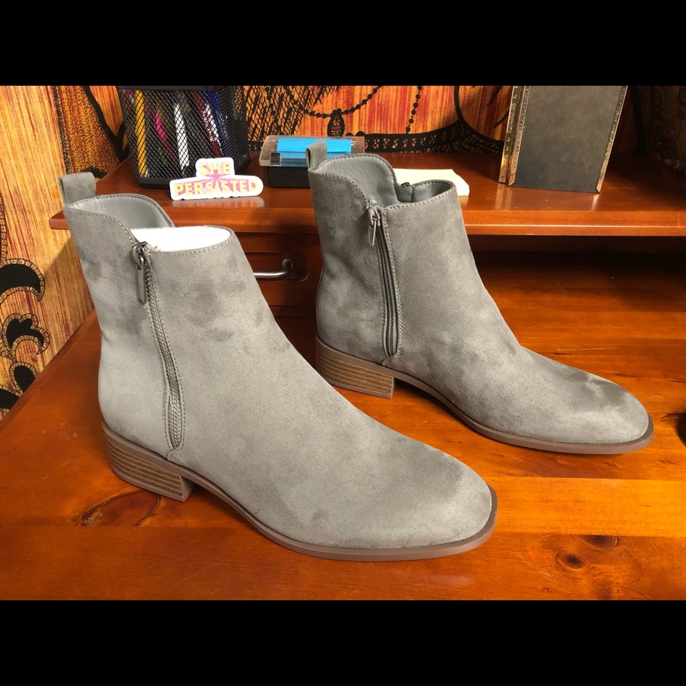Brand new never worn Chelsea style boots